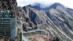Cesta na vrchol hory Yushan vede po strmém svahu po úboí