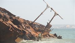 Vraky válečných lodí v Asii znesvěcují sběrači kovů. Prodávají je jako šrot