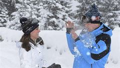 Princ William a jeho manelka Kate si uívají sníh