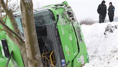 Pevrácený autobus po nehod u Malého Chvojna smr Libouchec.