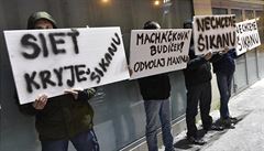 Demonstrace ped bratislavským hotelem Dvín, kde má volební táb strana Sie.