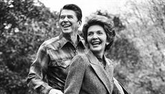 Nkdejí první dáma USA Nancy Reaganová se svým muem Ronaldem Reaganem.