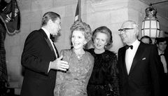 Nkdejí prezident USA Ronald Reagan spolu s první dámou Nancy a britskou...