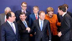 Lídi Evropské unie a turecký premiér Ahmet Davutoglu bhem pondlního summitu.