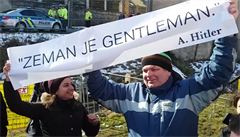 Lidé protestují proti Miloši Zemanovi. | na serveru Lidovky.cz | aktuální zprávy