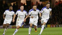 Rijád Mahriz (vpravo) a jeho spoluhrái z Leicesteru se radují z vítzného gólu.