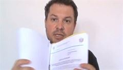 Stanislav Švábenský ukazuje na videu doklad svých tvrzení. | na serveru Lidovky.cz | aktuální zprávy