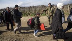 Rodina kráí k registranímu centru na ecko-makedonské hranici.