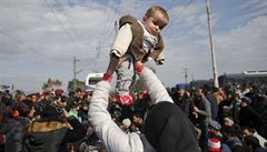 V oblasti hraniního pechodu Idomeni-Gevgelija je kolem 10 000 lidí, kteí...