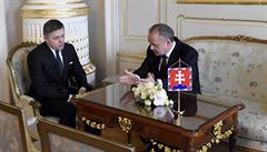 Slovenský prezident Andrej Kiska (vpravo) pijal 9. bezna v Bratislav...