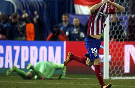 JuanFran Torres z Atlétika Madrid slaví vítznou penaltu v osmifinále Ligy...