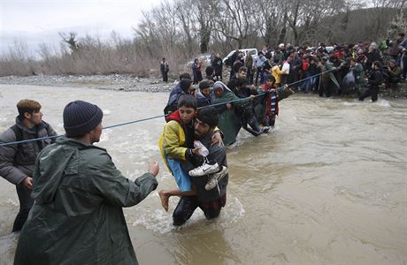 Stovky uprchlík se vydaly na cestu z Idomeni, aby naly zpsob, jak pekroit...