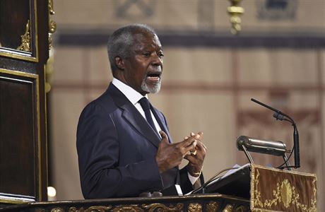 Kofi Annan pronesl e na Westminsterskm opatstv.