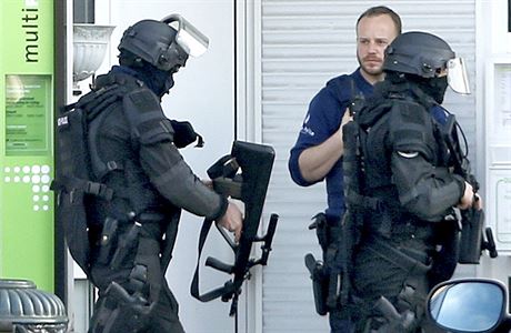 Pslunci protiteroristick jednotky na pedmst Bruselu.