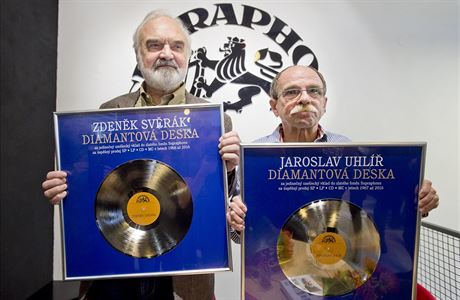 Zdenk Svrák (vlevo) a Jaroslav Uhlí (vpravo) dostali diamantové desky.