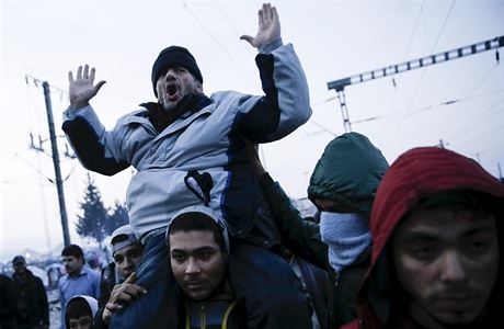 Uprchlíci v Idomeni protestují proti uzavení hranic ecka s Makedonií.