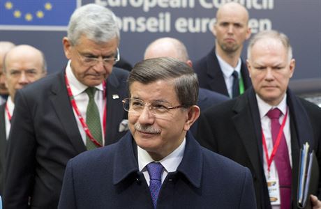 Předseda turecké vlády Ahmet Davutoglu přijíždí na summit EU.