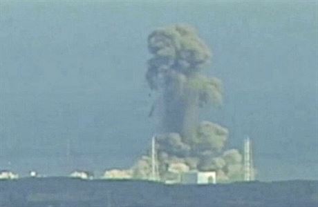 Z jaderné elektrárny Fukuima 1 stoupá po explozi dým.