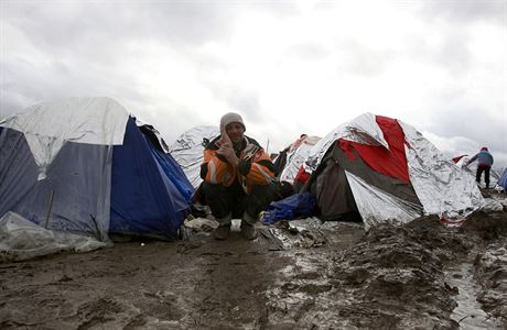 V záplavách bahna. Syan mezi stany improvizovaného uprchlického tábora na...