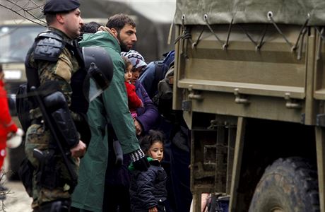 Makedontí vojáci eskortují migranty, kteí nelegáln peli hranice z ecka do...
