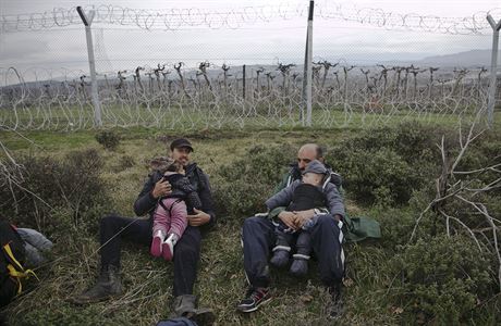 Migranti s dtmi v nru odpovaj u pohraninho plotu severn od eckho...