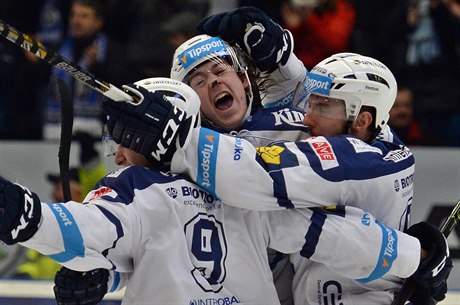 Hokejisté Plzn se radují ze tetí výhry v sérii.