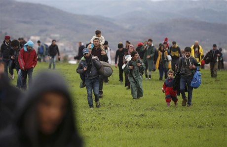 Stovky uprchlík se vydaly na cestu z Idomeni, aby naly zpsob, jak pekroit...