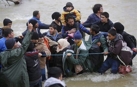 Stovky uprchlík se vydaly na cestu z Idomeni, aby naly zpsob, jak pekroit...