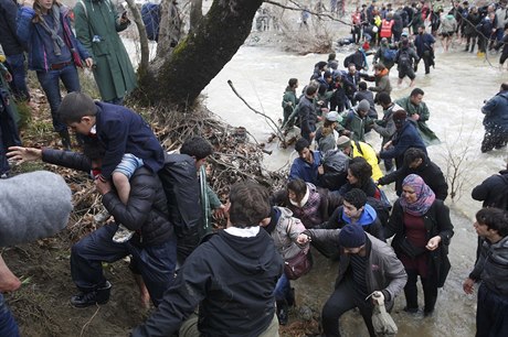 Stovky uprchlík se vydaly na cestu z Idomeni, aby naly zpsob, jak pekroit...