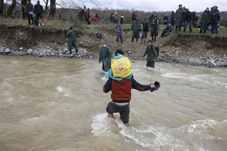 Stovky uprchlík se vydaly na cestu z Idomeni, aby naly zpsob, jak pekroit...