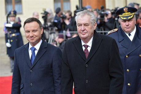 Prezident Milo Zeman (vpravo) pivítal Praském hrad polského prezidenta...