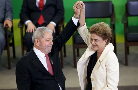 Brazilská prezidentka Dilma Rousseffová gratuluje bývalému prezidentovi Luizi...
