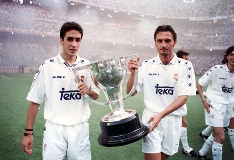 Peter Dubovský (vpravo) s pohárem pro vítze panlské ligy za rok 1995 a...