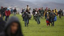 Stovky uprchlk se vydaly na cestu z Idomeni, aby naly zpsob, jak pekroit...