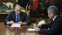 Vladimir Putin s ministrem obrany Sergejem ojguem.