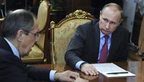 Putin v moskevskm Kremlu jedn s ministrem zahrani Lavrovem.