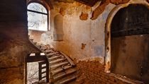 „Po požáru se v interiéru zachovalo pouze velmi pozoruhodné kamenné točité...