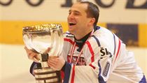 David Výborný s pohárem pro mistry světa. To byl zlatý šampionát 2005.
