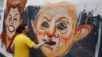 Pouliční umělec sprejuje na zeď karikatury Luly da Silvy a Rousseffové během...