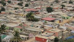 �ije tu prý kolem dvou milion� obyvatel, ale b�h ví, jak to je. Angola je...