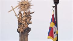 esk ady a koly vyvuj tibetskou vlajku. Pipomnaj smrt 80 tisc lid