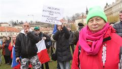 Demonstrace za podporu prezidenta Zemana a proti uprchlíkm na praském Klárov.