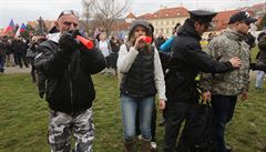 Demonstrace za podporu prezidenta Zemana a proti uprchlíkm na praském Klárov.