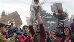 Uprchlíci volají po eení situace u hranic s Makedonií
