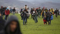 Stovky uprchlík se vydaly na cestu z Idomeni, aby naly zpsob, jak pekroit...