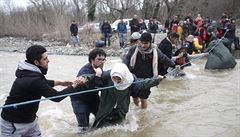 Stovky uprchlík se vydaly na cestu z Idomeni, aby naly zpsob, jak pekroit...