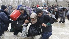 Stovky uprchlík se vydaly na cestu z Idomeni, aby naly zpsob, jak pekroit...