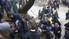 Stovky uprchlík se vydaly na cestu z Idomeni, aby naly zpsob, jak pekroit...