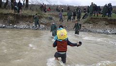 Stovky migrant obely plot na hranicch ecka a pebrodily do Makedonie