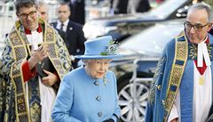 Britská královna pichází do Westminsterského opatství.
